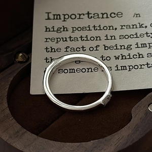 Minimalist S925 sterling silver ring with double-sided zircon on a brown velvet box