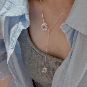 Collana a Y con racchetta da badminton in argento S925 indossata da una modella