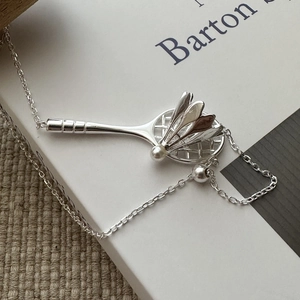 Collana in argento sterling S925 con racchetta da badminton e volano su sfondo chiaro
