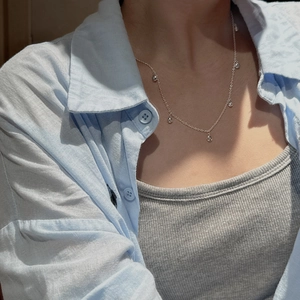 Collier en argent sterling S925 avec pendentifs gouttes d'eau porté par un modèle