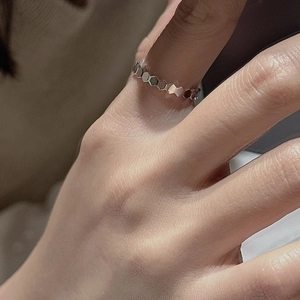 Minimalist S925 sterling silver honeycomb ring with geometric hexagon pattern for women