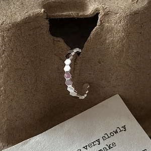 Minimalist S925 silver ring featuring geometric honeycomb texture in creative paper setting