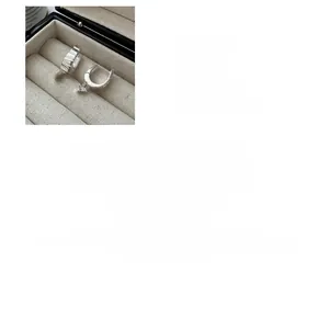 Detail of S925 silver earrings with square zircon crystals and 22.7mm size info