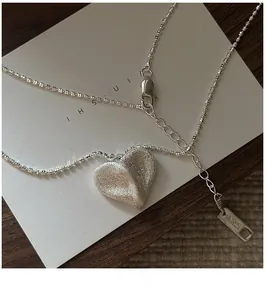 Vue détaillée du collier coeur en argent S925 avec finition dépolie et chaîne à billes