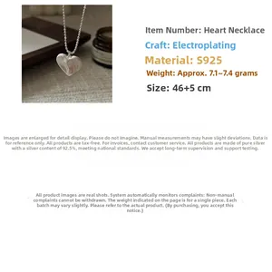 Vue macro du collier cœur en argent sterling S925 avec texture brossée et détails de taille