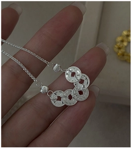 Detailaufnahme des S925 Sterlingsilber-Armbands mit CNC-geschnitzten Münzanhängern