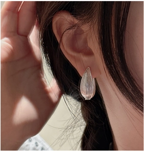 Macro shot of S925 silver earring featuring vertical brushed texture and petal droplet design