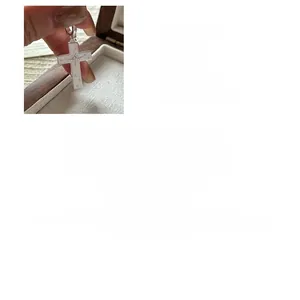 Detailed view of S925 sterling silver cross pendant with dimensions and weight data