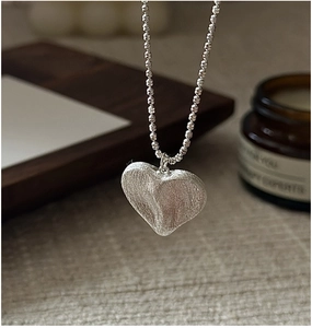 Détail du collier cœur en argent sterling S925 avec finition brossée mate sur chaîne à billes