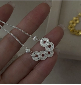 Detailansicht des Armbands aus S925 Sterlingsilber mit fünf antiken Münzanhängern