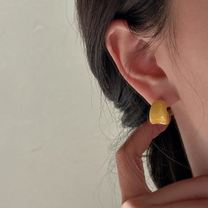 Orecchini a C in argento S925 con smalto giallo indossati da una modella donna
