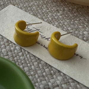 Eleganti orecchini a cerchio a C in argento S925 con smalto opaco giallo minimalista