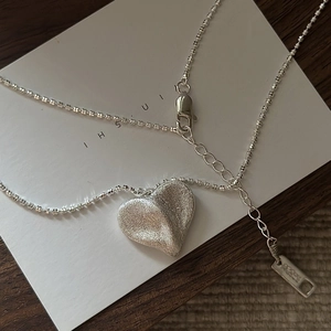Collier coeur en argent sterling S925 avec texture brossée sur chaîne à billes