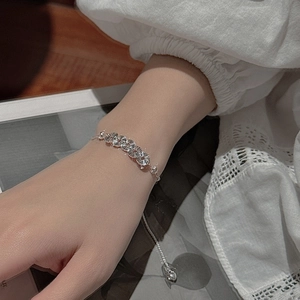 S925 Sterlingsilber Armband mit fünf Blumenanhängern und Herzanhänger am Handgelenk