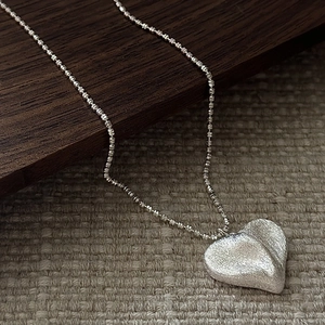 Collier cœur minimaliste en argent sterling S925 avec une texture mate brossée unique