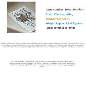 Détail macro du pendentif cœur en argent S925 affichant les dimensions 18mm x 16,4mm