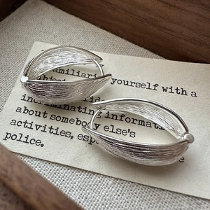 Minimalist S925 sterling silver hoop earrings with vintage leaf texture design