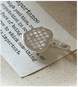 Vue détaillée d'un pendentif cœur en argent sterling S925 avec dos évidé et texturé