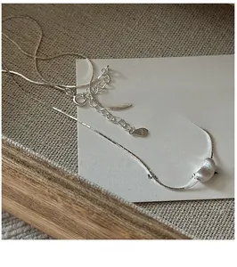 Détail du poinçon en argent sterling S925 sur le collier à pendentif perle épuré