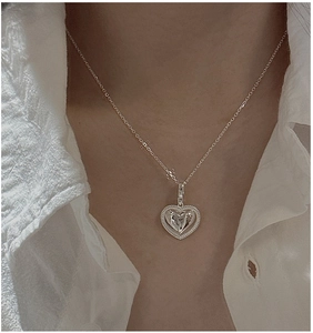 Détail du pendentif cœur en argent sterling S925 avec texture et bordure de perles