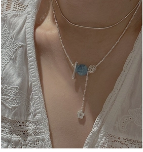 Détail du collier en argent S925 avec perle aigue-marine et pendentif fleur rétro