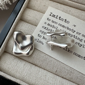 Orecchini a perno a cuore in argento opaco a doppio strato in una scatola regalo