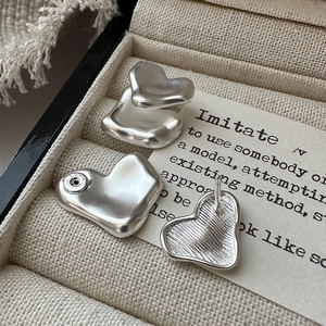 Orecchini a cuore in argento sterling S925 opaco con texture in metallo spazzolato