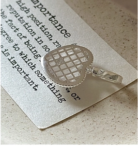 Détail du pendentif cœur en argent S925 avec dos en maille évidée et poinçonné