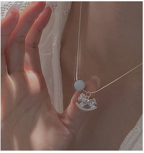 Dettaglio della collana in argento S925 con ciondolo a cavallo e perla azzurra