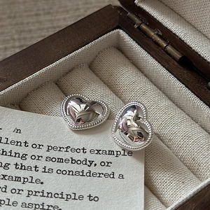 Polished S925 sterling silver heart-shaped drop earrings with beaded edges in a wooden box