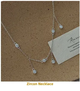 Vue détaillée du collier pampilles en zircon sur fond de liège avec carte d'art