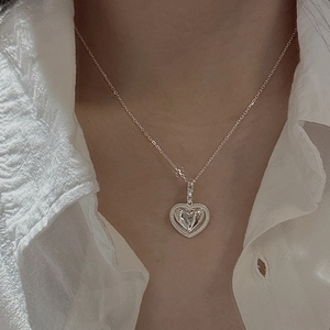 Collier avec pendentif cœur en argent sterling S925 porté par un mannequin en chemise blanche