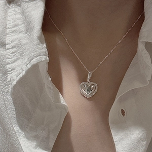Collier pendentif cœur en argent sterling S925 avec bords perlés porté sur un modèle