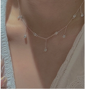 Détail du collier en argent sterling S925 avec pampilles en zircon sur le cou du mannequin