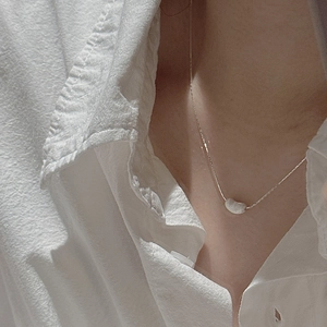 Collier minimaliste en argent sterling S925 avec pendentif grain brossé porté