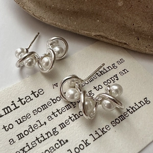 Minimalistische S925 Sterlingsilber Perlenohrringe mit gedrehtem Metalldesign