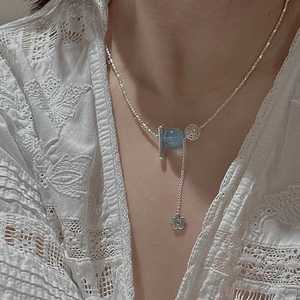 Collier en argent S925 avec perle bleu clair et pendentif délicat en forme de fleur