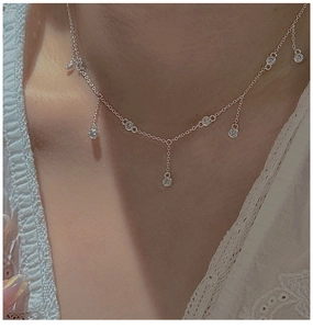 Détail du collier pampilles en argent S925 avec breloques en zircon sur un mannequin