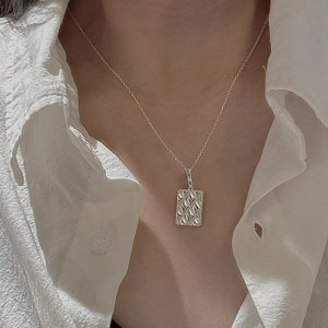 Minimalist S925 sterling silver necklace featuring a geometric lattice rhombus pendant