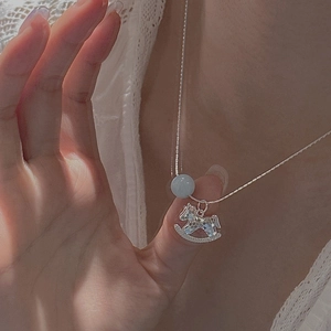 Collana in argento S925 con perla blu e ciondolo a cavallo a dondolo scintillante su modella