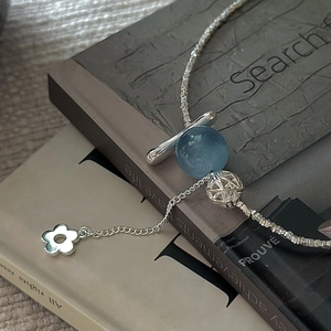 Collier en argent S925 avec perle d'aigue-marine, chaîne épissée et fermoir fleurie