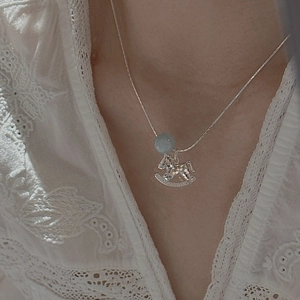 Collana con cavallo a dondolo in argento S925 con perla azzurra su una catena sottile
