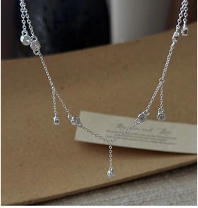 Détail du collier en argent S925 avec glands en zircon et chaîne élégante fine