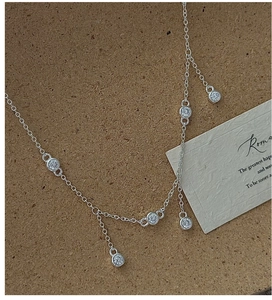 Détail macro du collier en argent sterling S925 avec pendentifs en zircon scintillant