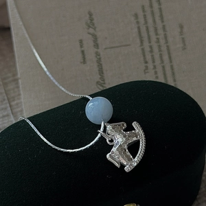 Collana cavallo a dondolo in argento S925 con perla blu su scatola di velluto