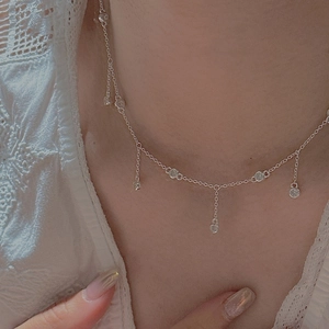 Collier à pampilles en argent sterling S925 avec pendentifs goutte en zircone sur modèle