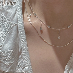 Collier double rang en argent S925 avec glands en zircon sur un mannequin féminin