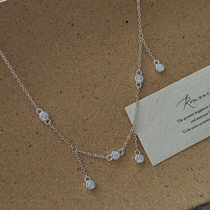 Élégant collier en argent S925 avec pampilles en zircon brillant sur fond de liège