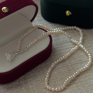 S925 sterling silver pearl necklace featuring a floral clasp on a red velvet box