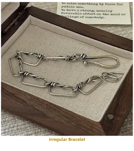 Détail d'un bracelet nœud en argent sterling S925 vintage sur un coffret à bijoux
